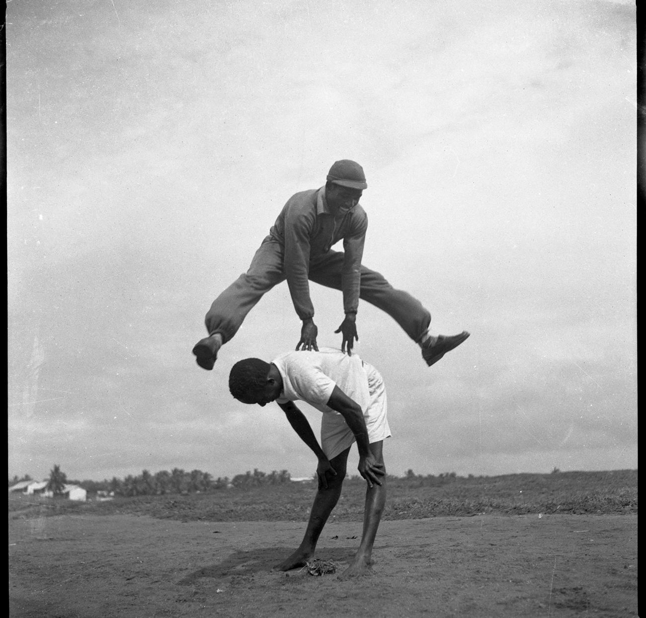 James Barnor, Roy Ankrah during road work, Accra, 1951. Silbergelatine-Druck. Copyright: James Barnor. Courtesy galerie Clémentine de la Féronnière, Paris