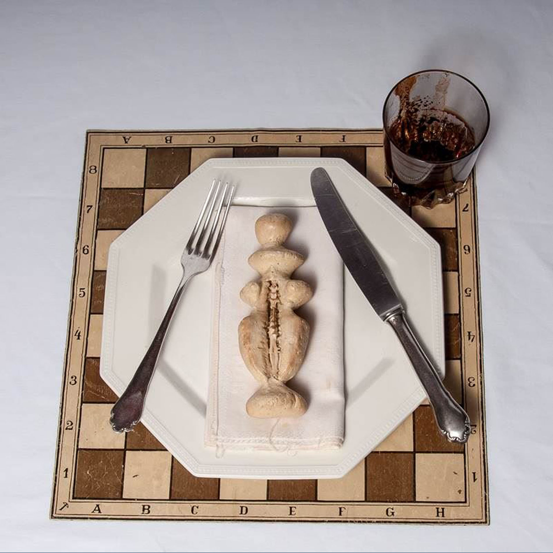 Meret Oppenheim, Bon Appetit, Marcel (The White Queen), 1966, Mixed Media, 32 x 32 x 10 cm, Privatsammlung
