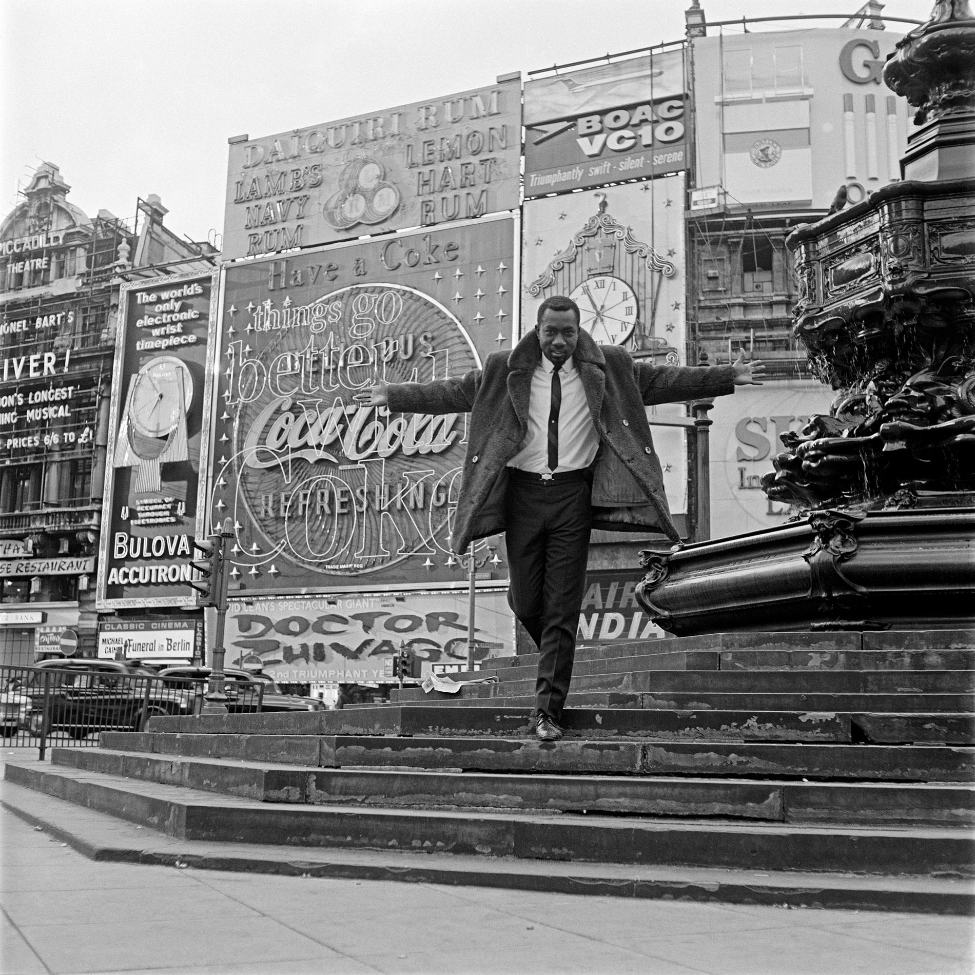 James Barnor, Mike Eghan at Piccadilly Circus, London, 1967. Silbergelatine-Druck. Copyright: James Barnor/Autograph ABP, London