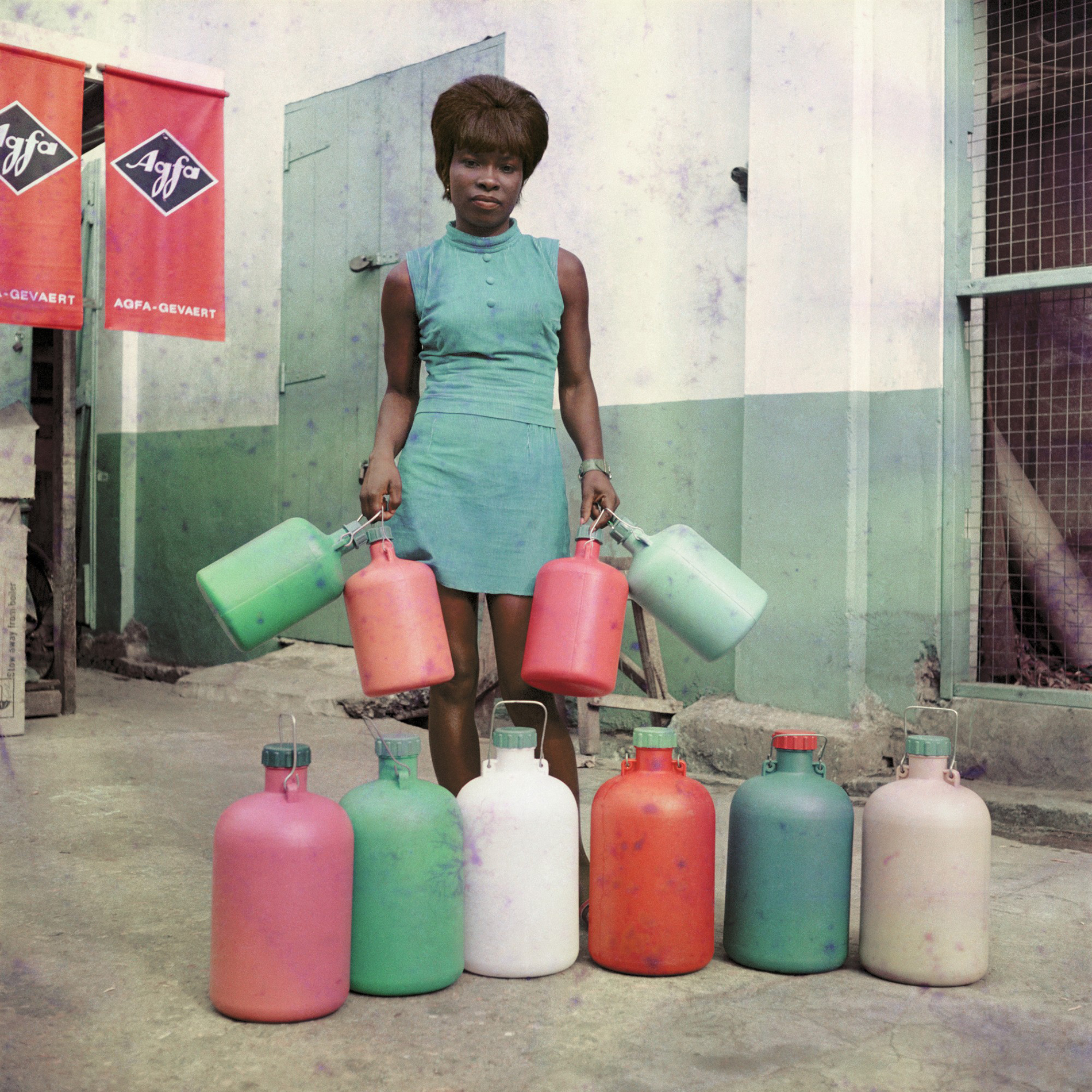 James Barnor, Sick-Hagemeyer shop assistant with bottles, taken as a colour guide, Accra, 1971. C-Typ Druck. Copyright: James Barnor/Autograph ABP, London