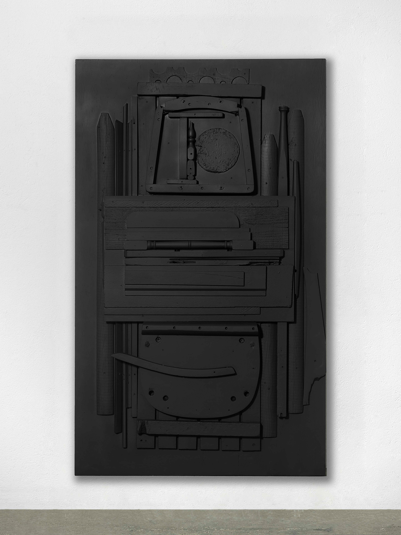 Louise Nevelson, Untitled, circa 1976, schwarz bemaltes Holz, 203,2 x 122 cm. Privatsammlung, Courtesy Fondazione Marconi, Milano. © 2022, Pro Litteris, Zürich