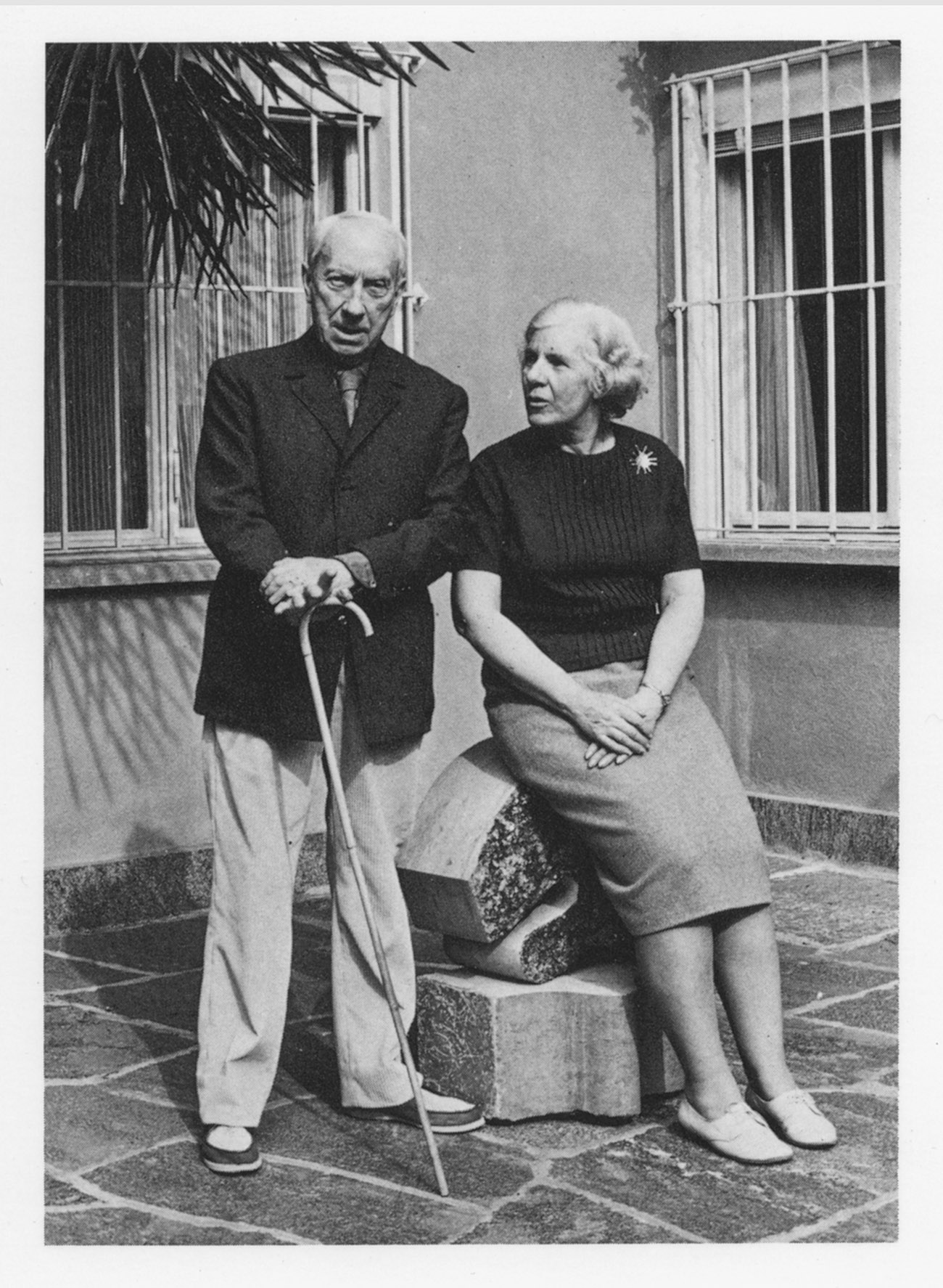 Marguerite und Hans Arp vor ihrem Atelierhaus “Ronco dei Fiori”, Locarno. 1965. Fondazione Marguerite Arp, Locarno. Foto: Liliana Holländer