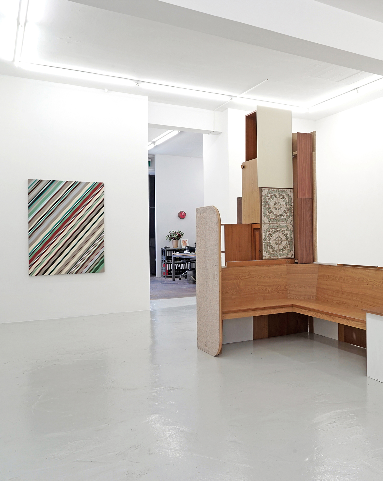 Clare Goodwin, Ausstellungsansicht. Links: It’s All About (Stripes 2), 2023, Acryl auf Leinwand, 140 x 100 cm, rechts: Ausschnitt von 50086, Skulptur, 270 x 462 x 211 cm