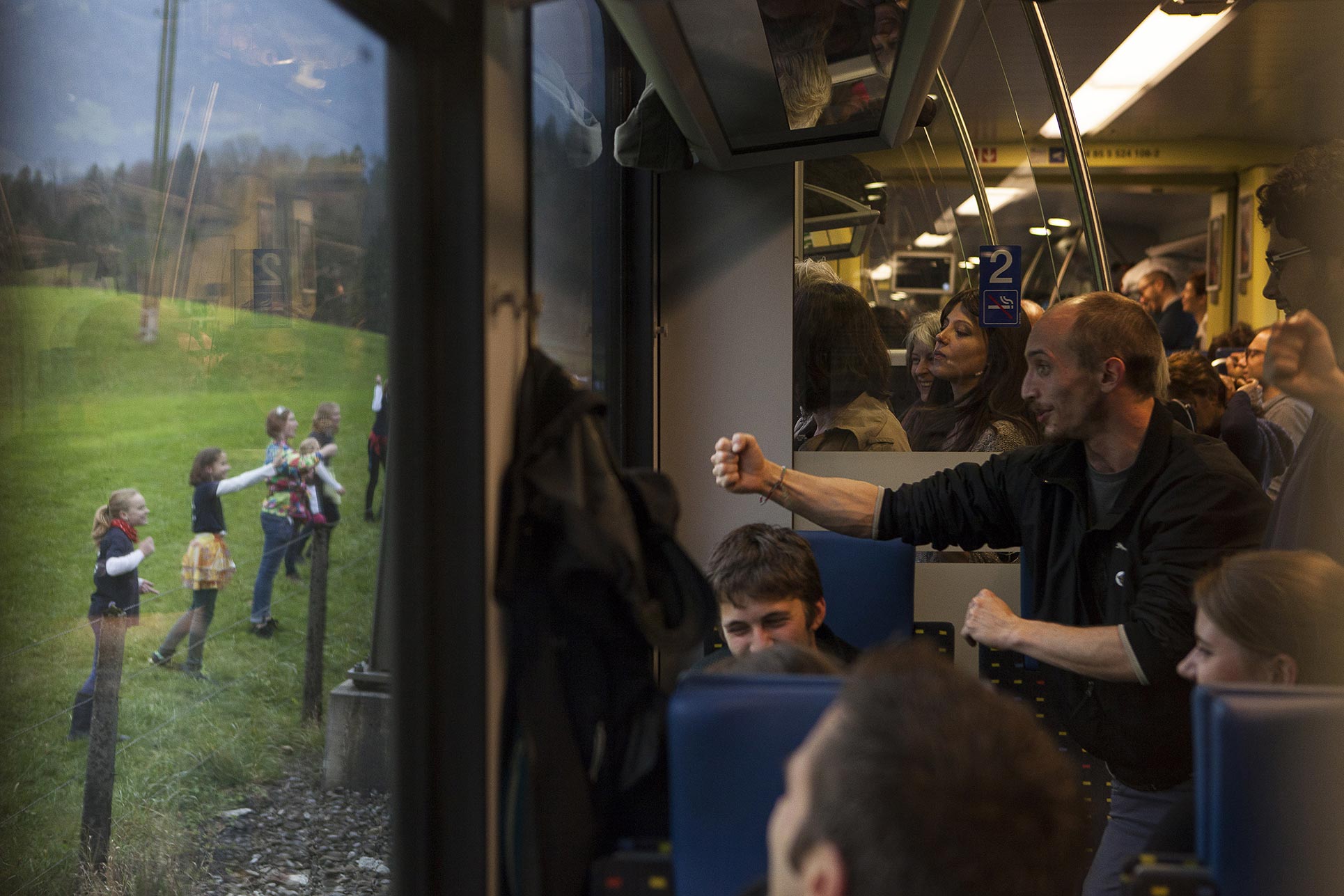 Blauring Altdorf, playing rock-paper-scissors through the train's window with the Performance-Train passengers while the train stands still (Photo: Carolina Farina)