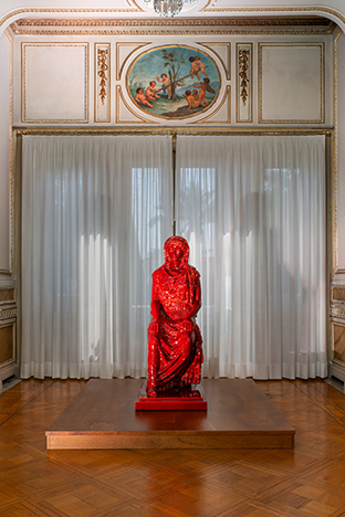 Mai-Thu Perret, Minerve, 2021, Glasierte Keramik, 150 × 120 × 100 cm. Installationsansicht Real Estate, Istituto Svizzero, Roma, 2022. Foto: Ela Bialkowska, © OKNOstudio.