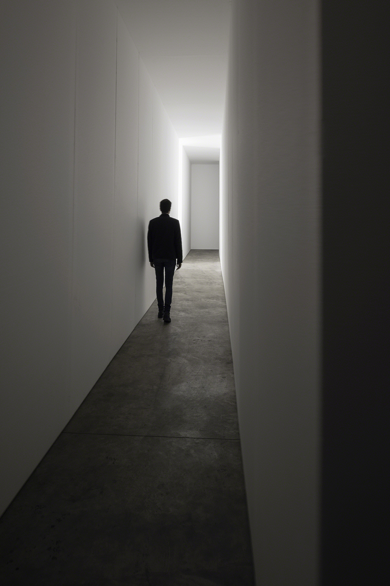 Carsten Höller, Light Corridor, 2016 (Courtesy of the artist and Pirelli HangarBicocca, Milan. Photo: © Attilio Maranzano)