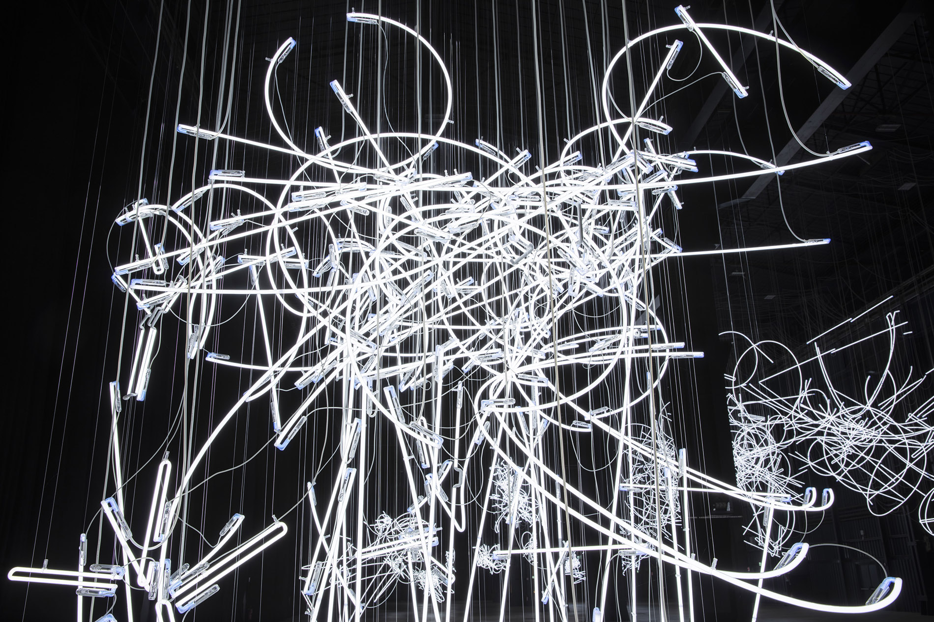 Cerith Wyn Evans, Neon Forms (After Noh I), 2015 (Detail), Courtesy of the artist; White Cube and Pirelli HangarBicocca. Foto: Agostino Osio 
