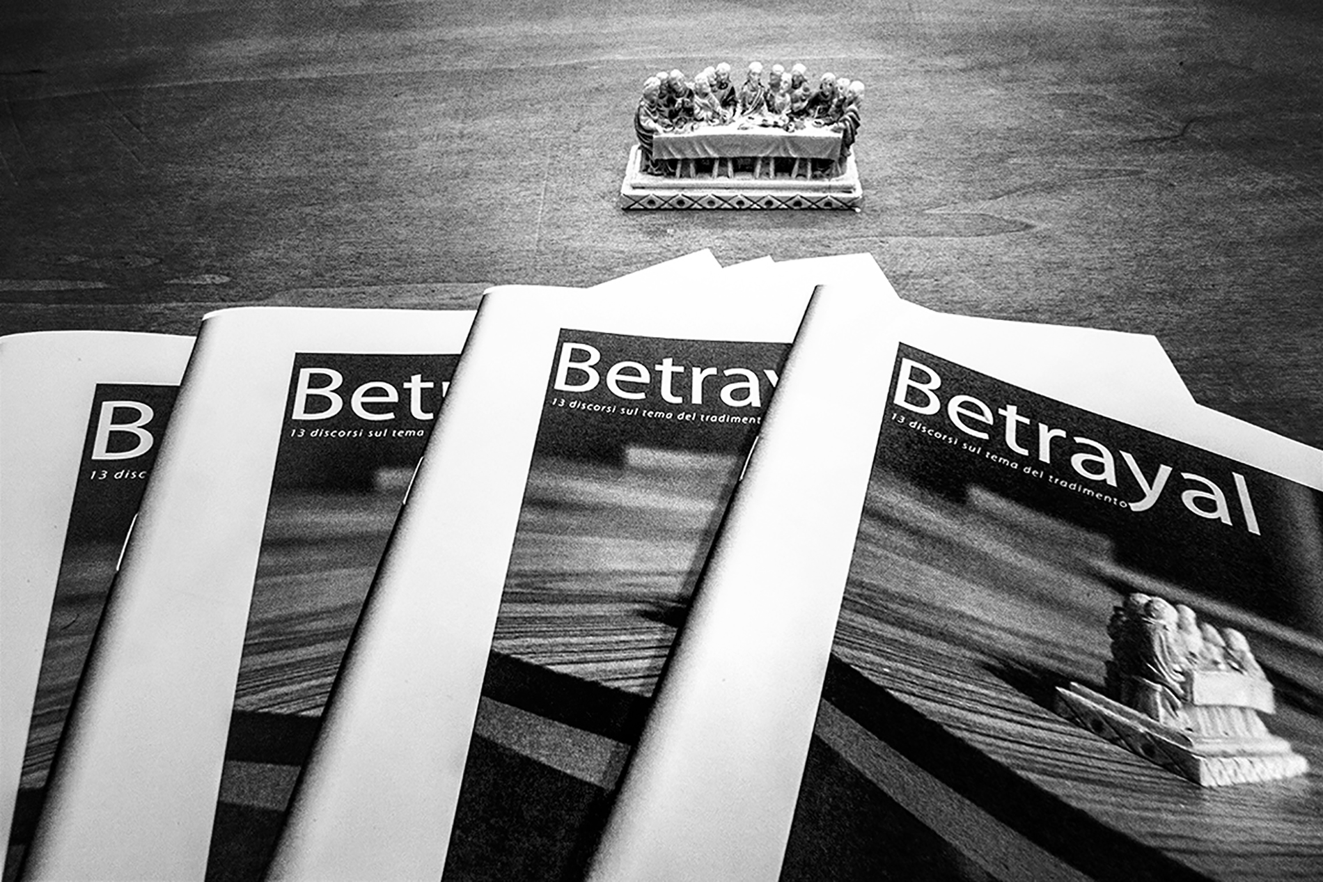 Barbara Fässler, Betrayal 2015, Rho, table with 13 chairs, one Last-Supper-Minisculpture, Dépliants with 13 Interviews and voices of the Interviews about the issue of Betrayal. Foto: Roberto Basile