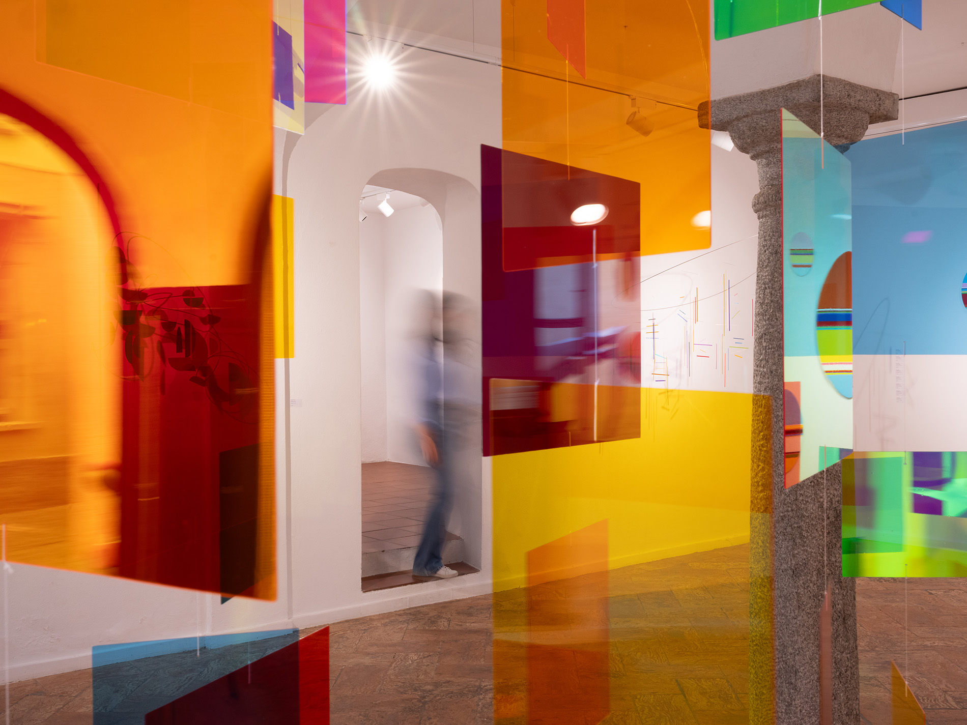 Ausstellungsansicht: Rosali Schweizer, Diversity, 2022, Acrylglas und Metallrahmen, 200 x 200 cm. Rechts Nicholas Bodde, Circle, 2026, Öl und Acryl auf Aluminium, Foto: Alfio 