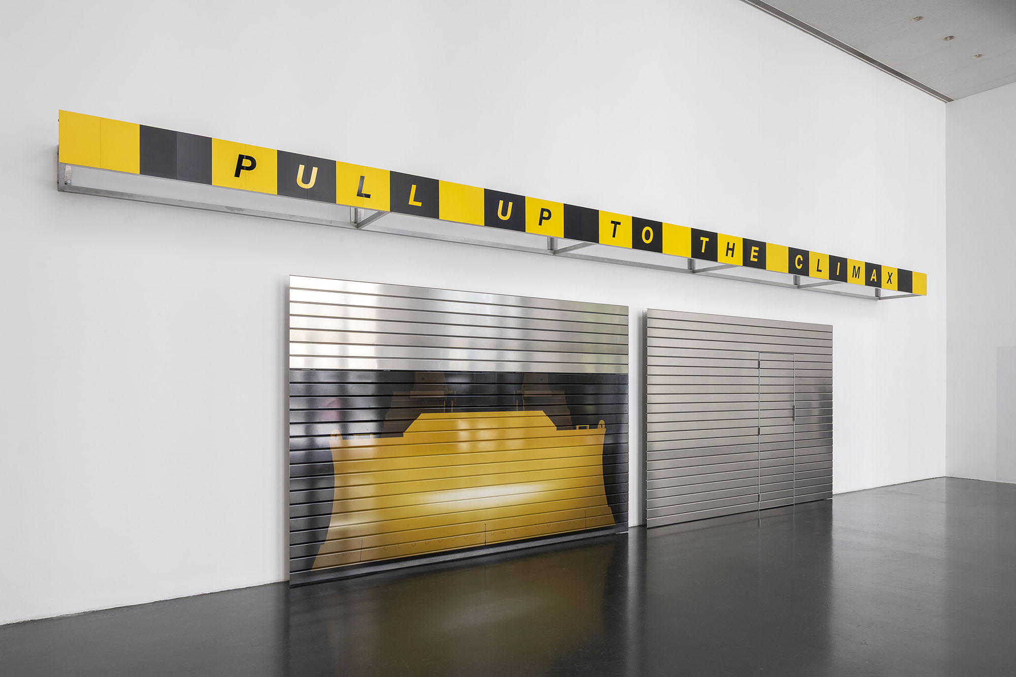 Gabriele Garavaglia & Miriam Laura Leonardi Deadline With The World, Ausstellungsansicht Istituto Svizzero, Mailand. Foto: Giulio Boem