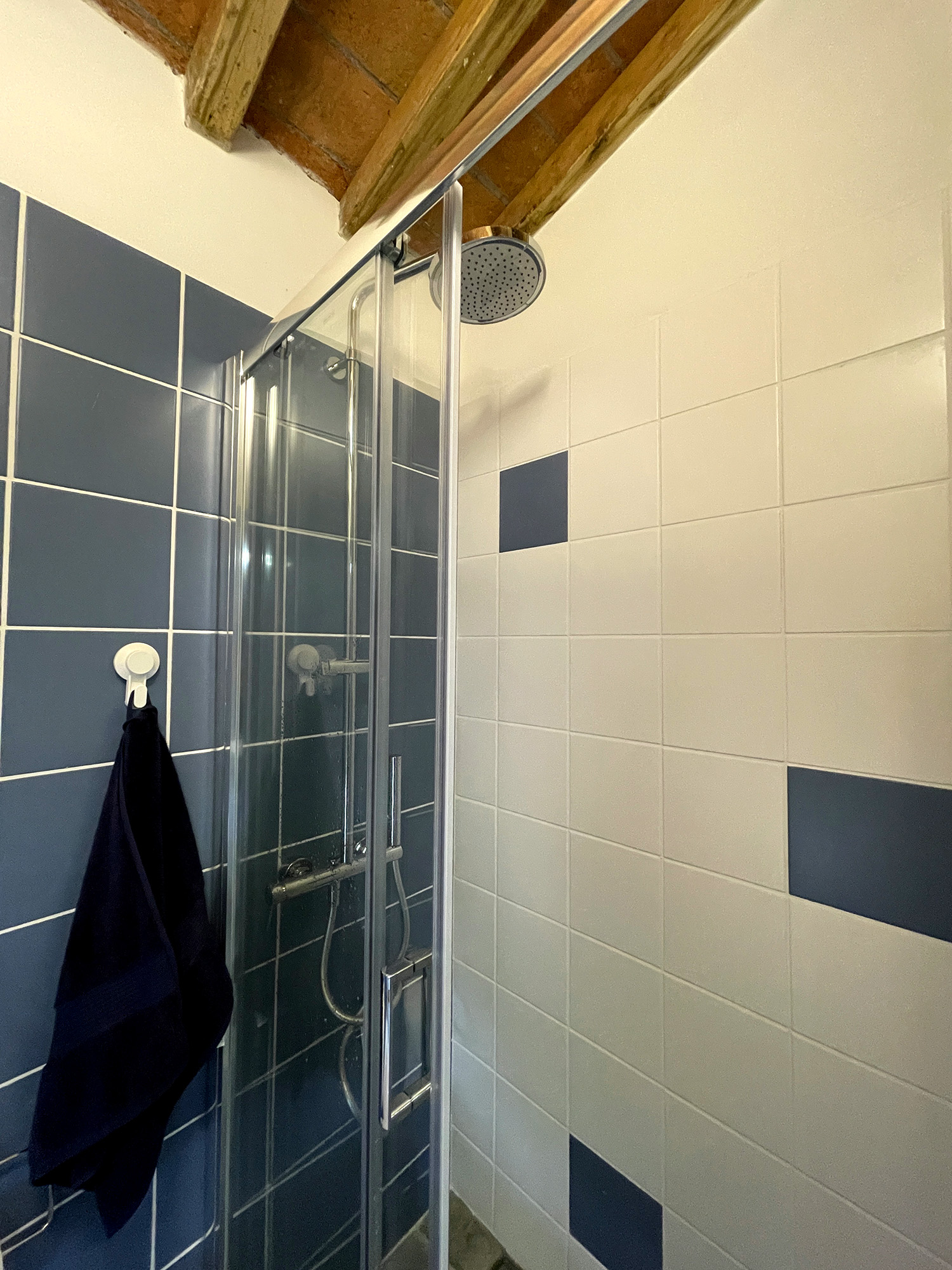 Podere Buriano, the blue bathroom. Design and photo © Barbara Fässler