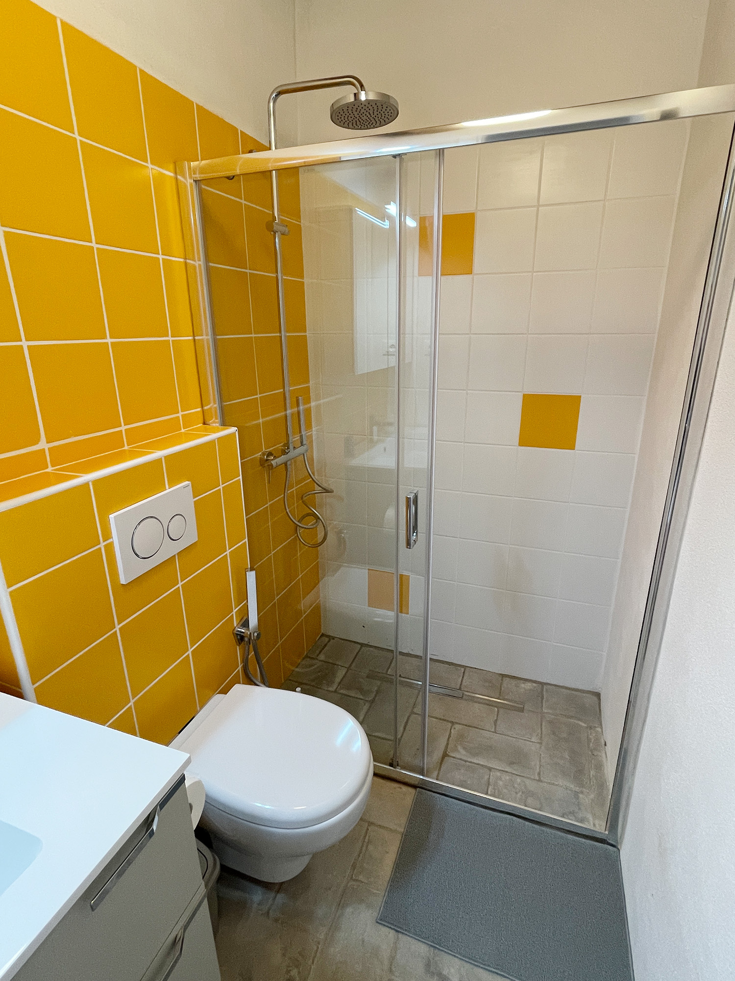 Podere Buriano, the yellow bathroom. Design and photo © Barbara Fässler