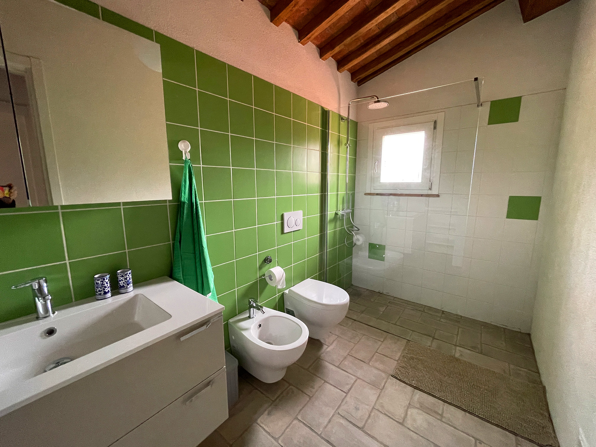 Podere Buriano, the green bathroom. Design and photo © Barbara Fässler