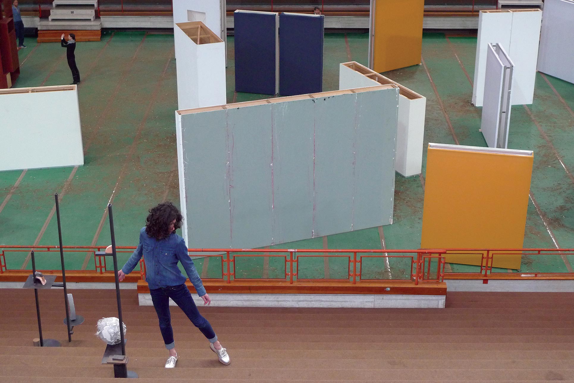 Maria Hassabi · Intermission, Life installazione; behind Gabriel Lester, Cousins, Walls