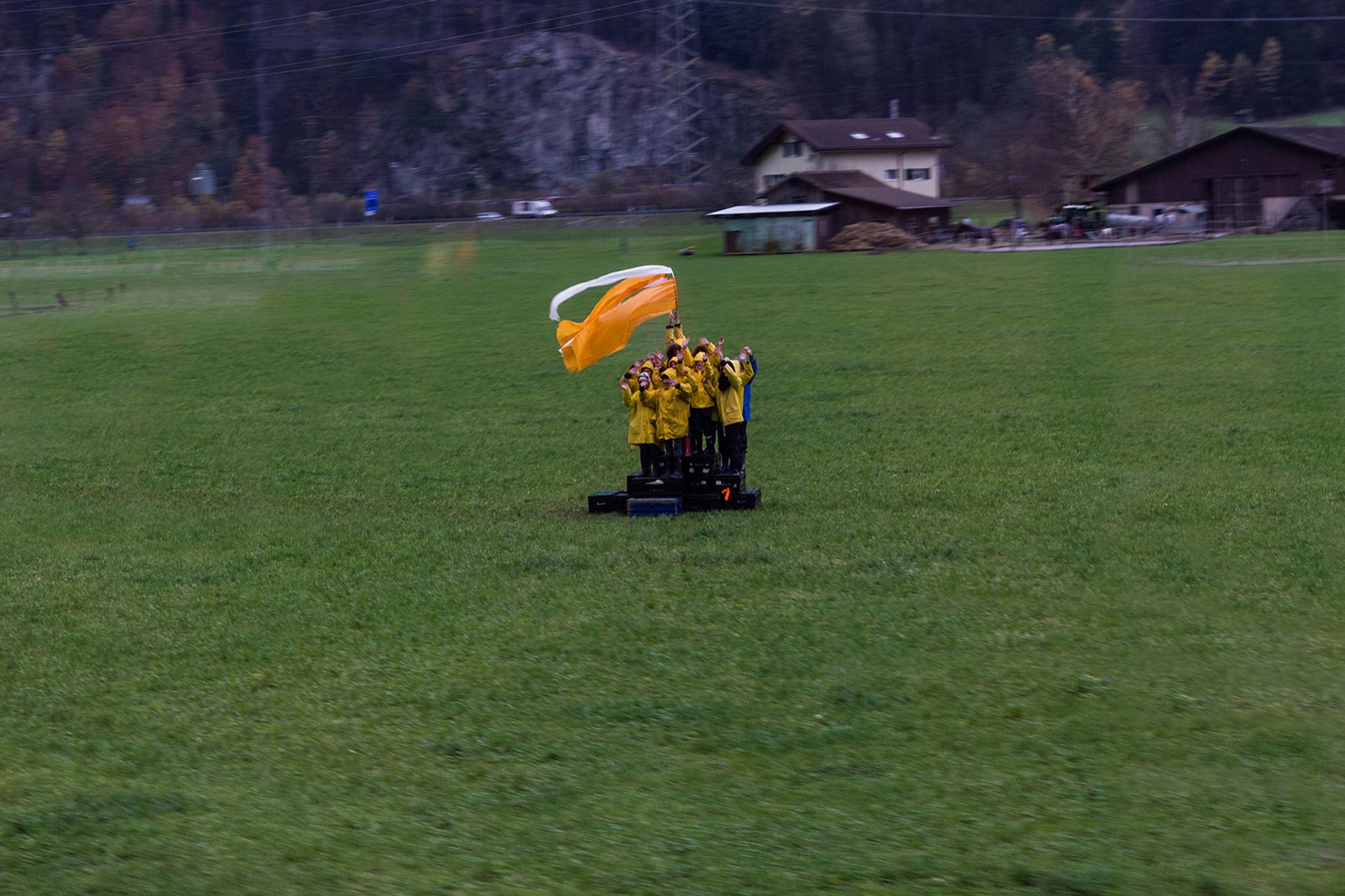 Children from the Gotthard villages are performing a tableau vivant while the Performance-Train is passing by (Photo: Florian Zyba) 