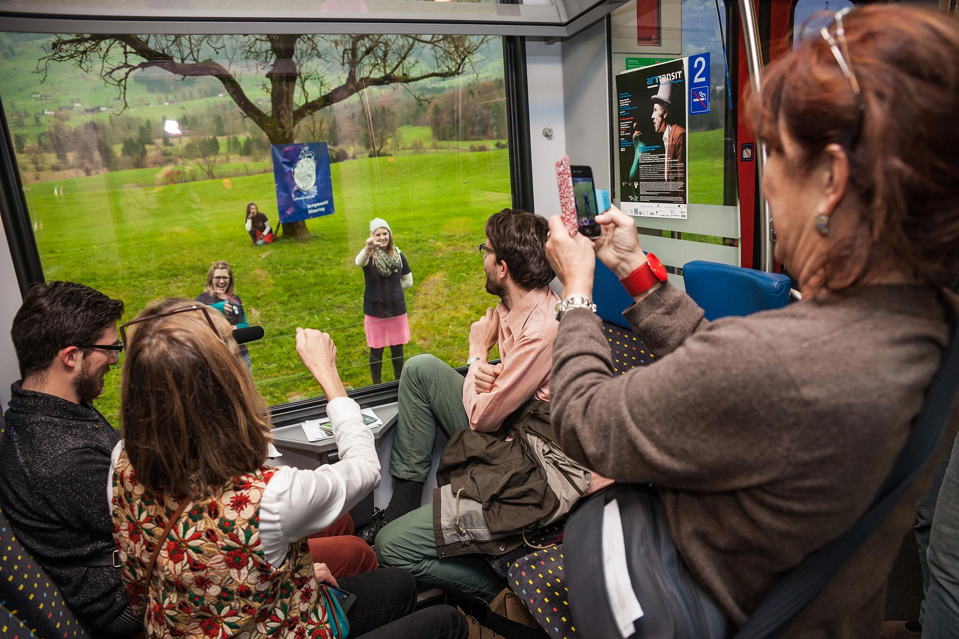 Blauring Altdorf, playing rock-paper-scissors through the train's window with the Performance-Train passengers while the train stands still (Photo: Tania Volobueva)
