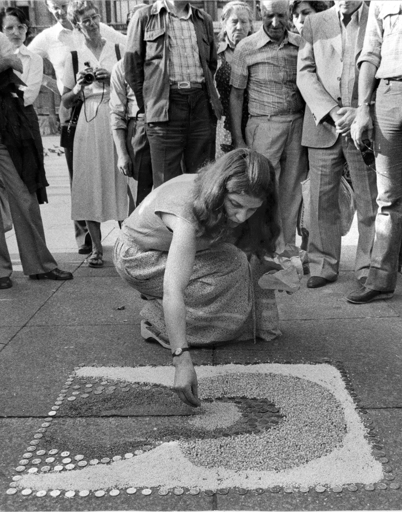 Anna Valeria Borsari, ‹Rappresentazione, presentazione, azione›, 1979, Stampe fotografiche. Documentazione dell’azione realizzata a Milano in piazza del Duomo. Fotografie: Courtesy dell’artista
