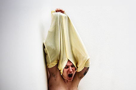 Dries Verhoeven, The Fortress, 2026, Performanceansicht Biennale Venedig, Performer Jana Jacuka. Foto: Willem Popelier